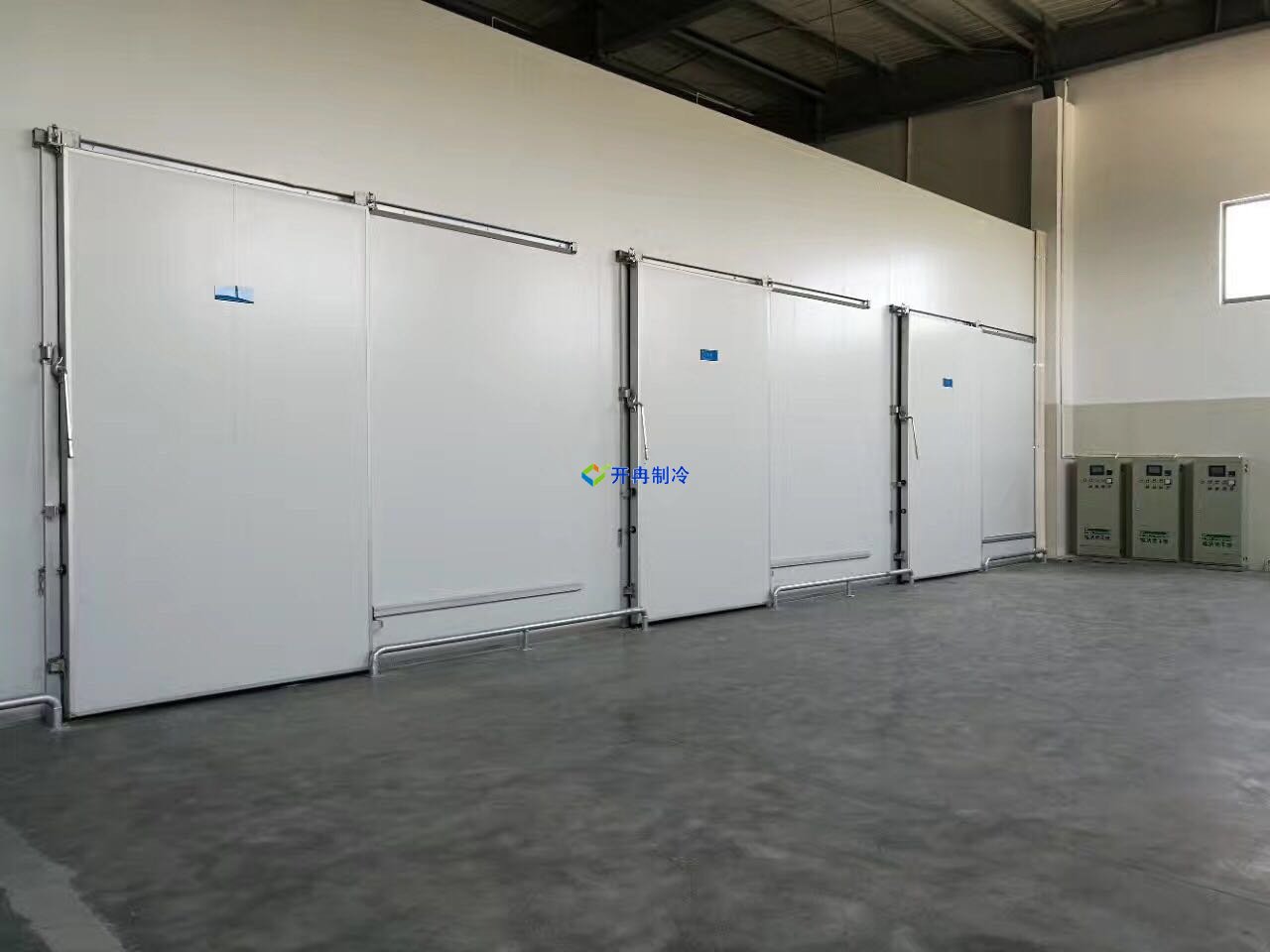 安裝一個(gè)-18℃低溫冷凍庫(kù)設(shè)備，耗電量kw/小時(shí)
